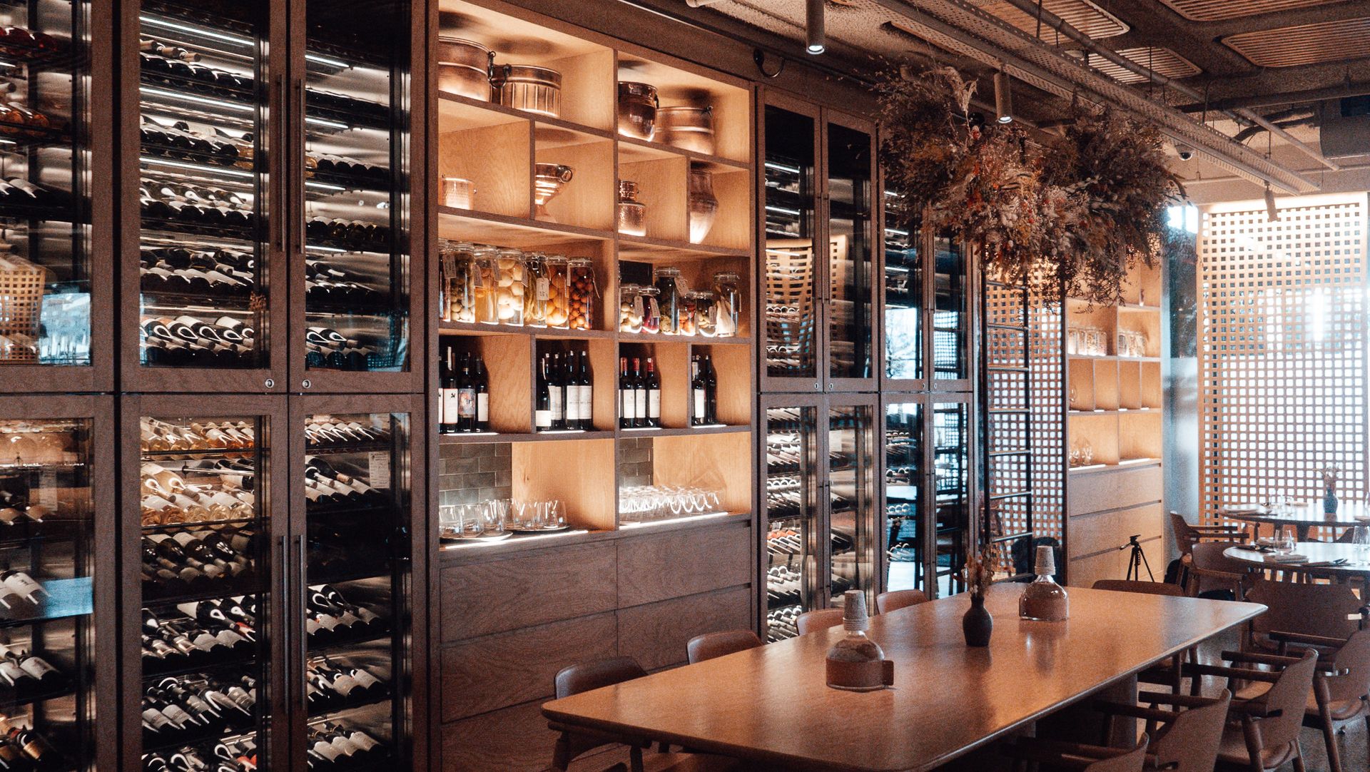 Une salle de restaurant en service, lumière chaude — une maison qui a une identité.